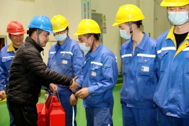 道一聲問候 送一份溫暖|公司領(lǐng)導親切慰問除夕夜堅守崗位一線的員工