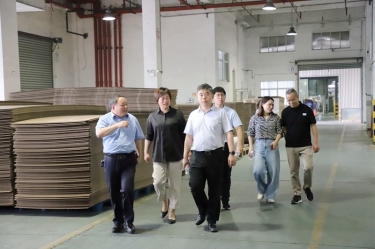 平湖市委常委、副市長張斌蒞臨景興紙業(yè)全資子公司平湖景包調(diào)研殘疾人就業(yè)工作