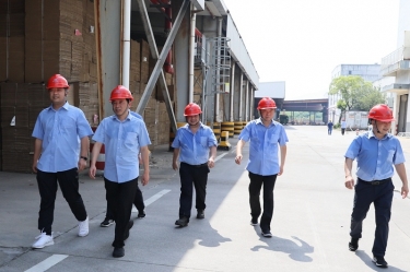 送清涼、致敬意！公司董事長(zhǎng)朱在龍帶隊(duì)慰問(wèn)一線勞動(dòng)者