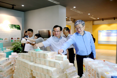 2019年 5月22日，時任浙江省社會組織綜合黨委專職副書記、省民政廳社會組織管理局局長蔡國華蒞臨景興紙業(yè)調(diào)研企業(yè)發(fā)展情況和黨建工作